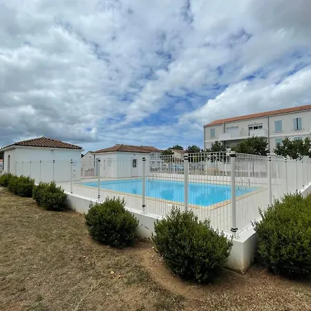 بيت للعطل In A Private With Swimming Pool